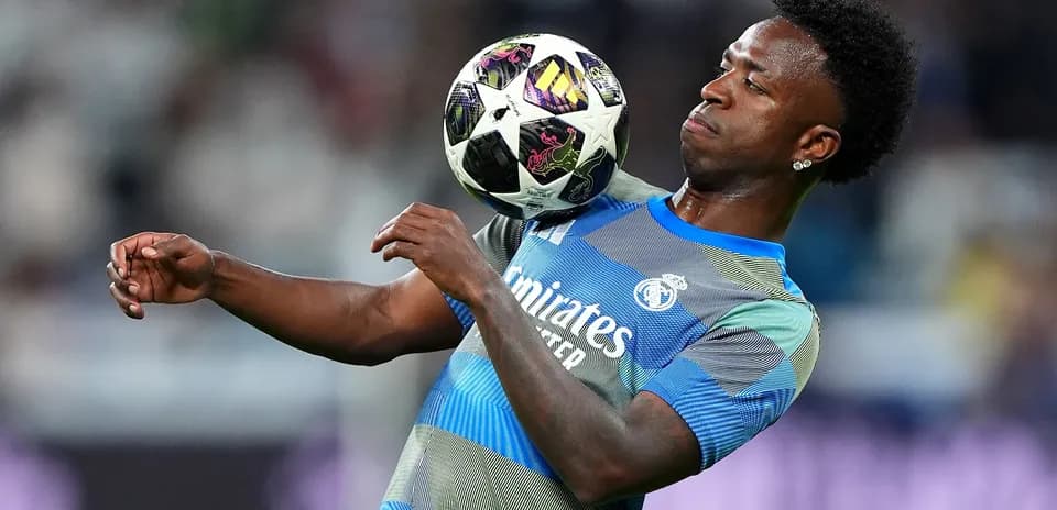 Joueur du Real Madrid contrôlant le ballon avant un match