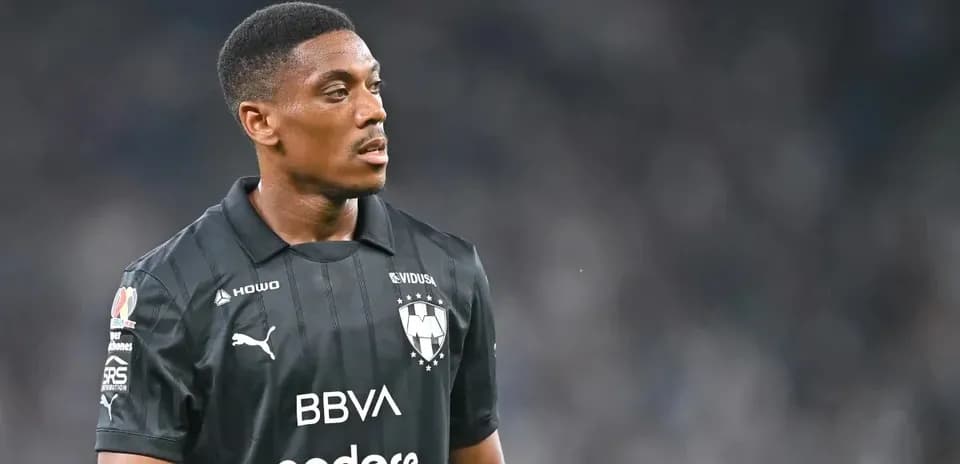 Joueur de Monterrey en maillot noir sur le terrain