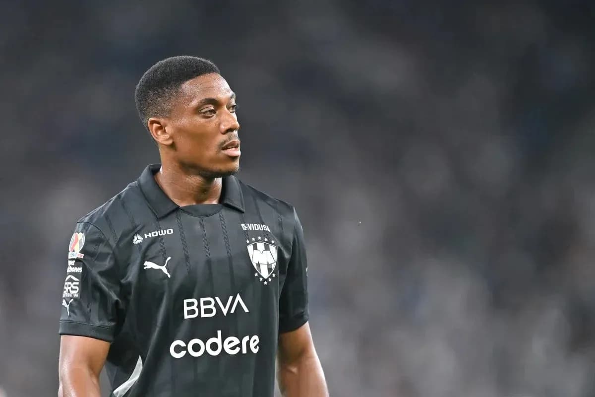 Joueur de Monterrey en maillot noir sur le terrain