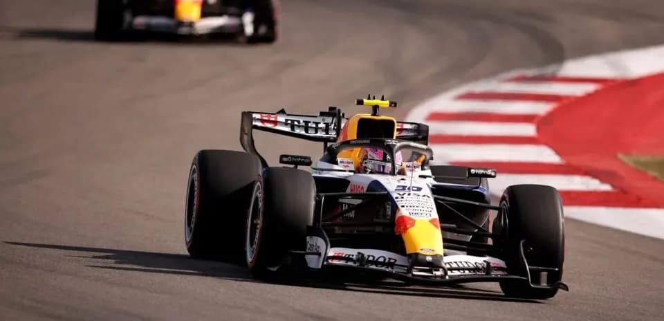 Voiture de Formule 1 prenant un virage sur la piste