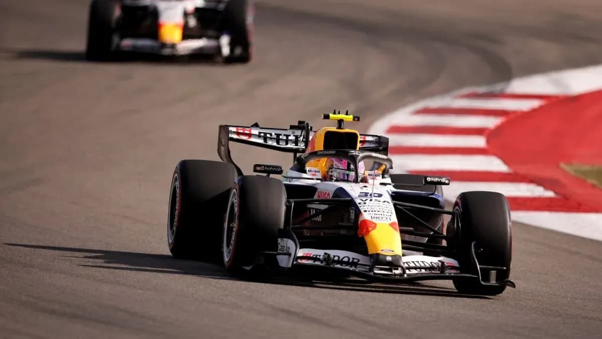 Voiture de Formule 1 prenant un virage sur la piste