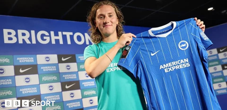 Joueuse présentant le maillot de Brighton en conférence