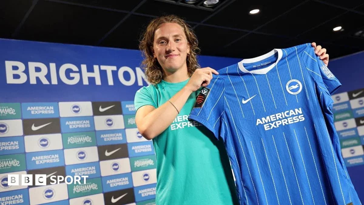 Joueuse présentant le maillot de Brighton en conférence