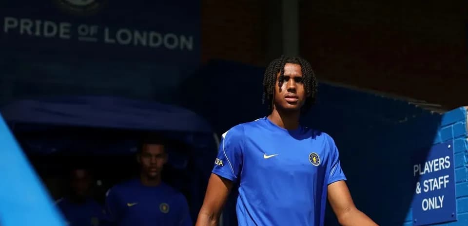 Joueur sortant du tunnel au stade de Chelsea