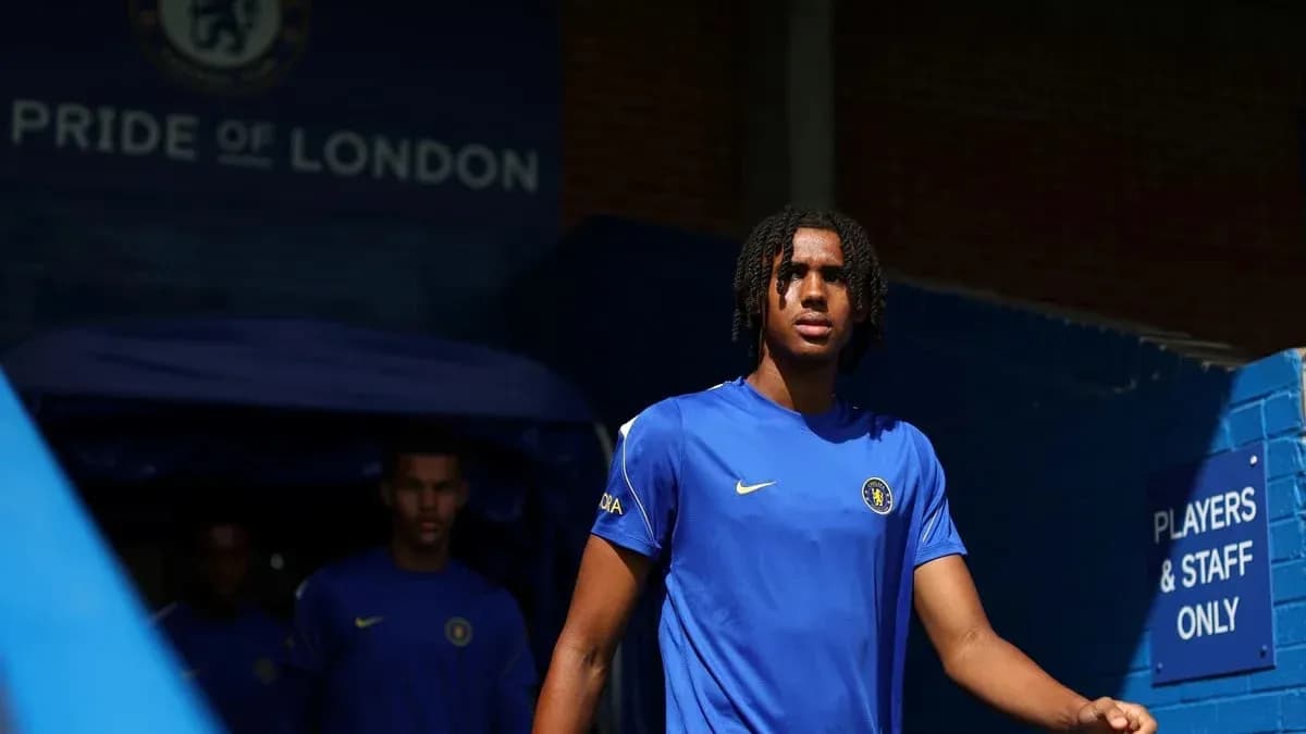 Joueur sortant du tunnel au stade de Chelsea