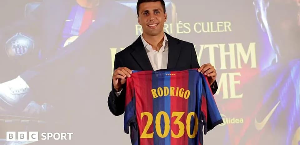 Joueur présentant son maillot du FC Barcelone