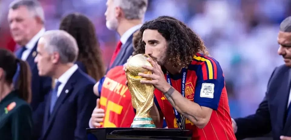 Joueur embrassant le trophée de la Coupe du Monde
