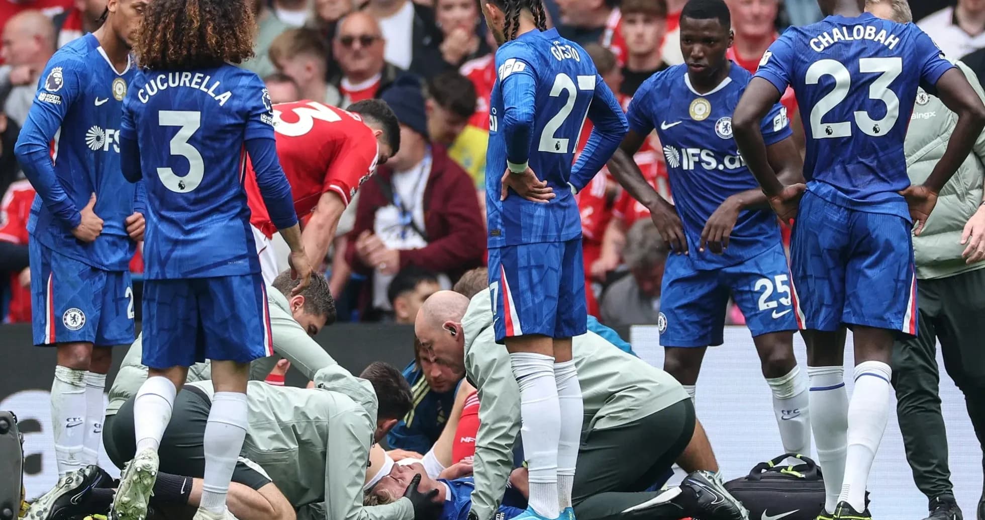 Joueurs de Chelsea entourant un joueur blessé sur le terrain