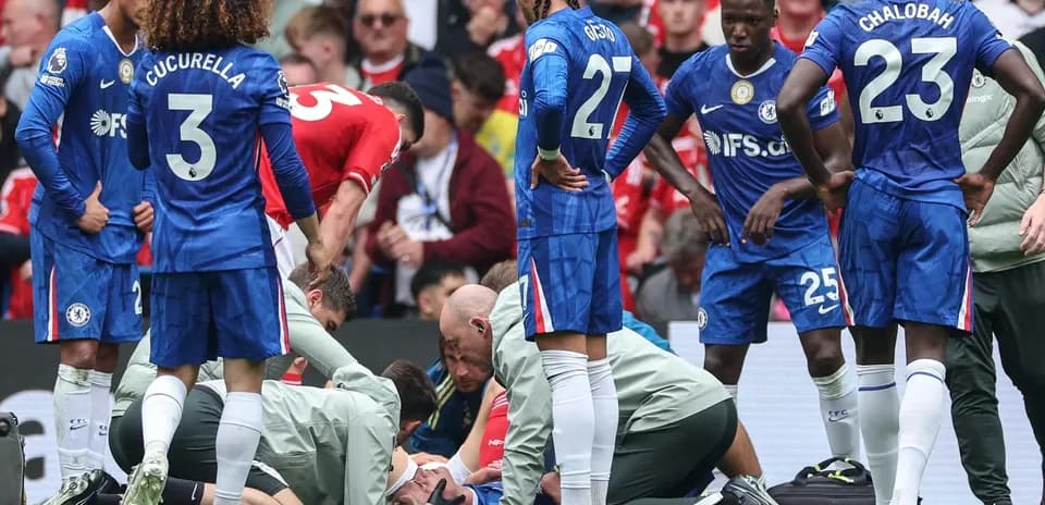Joueurs de Chelsea entourant un joueur blessé sur le terrain