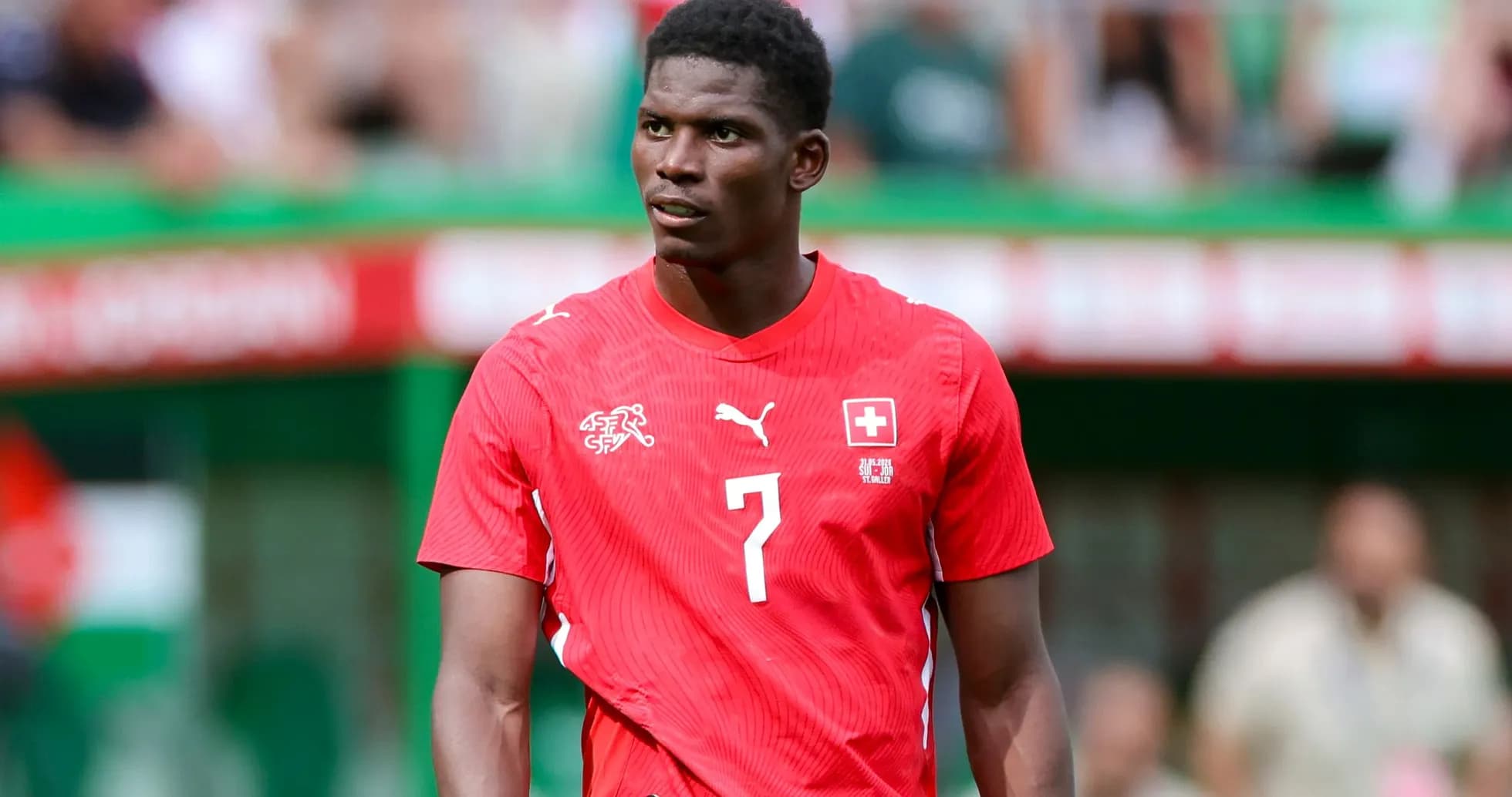 Joueur suisse portant le maillot rouge numéro 7