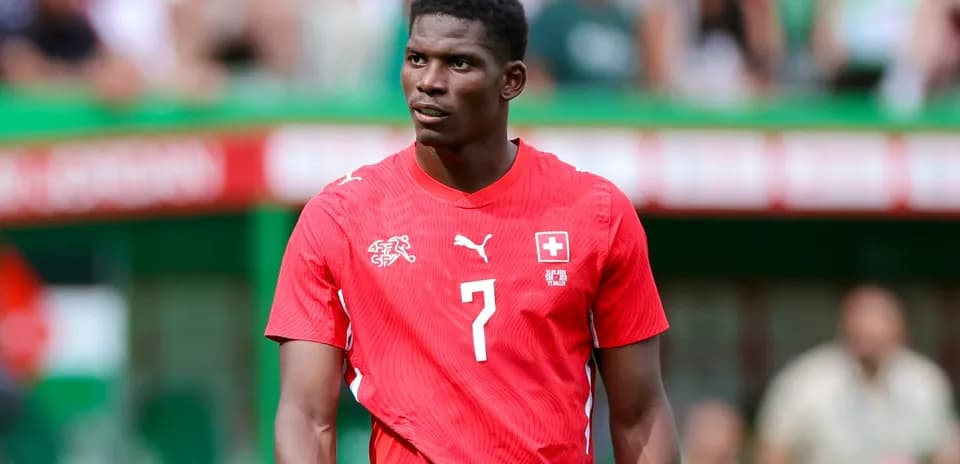 Joueur suisse portant le maillot rouge numéro 7