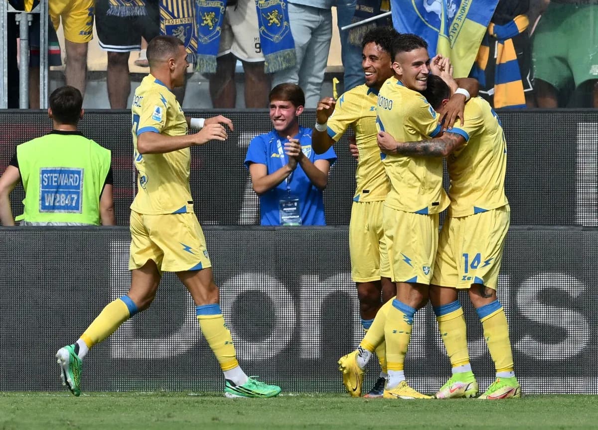 Joueurs de Frosinone célèbrent un but