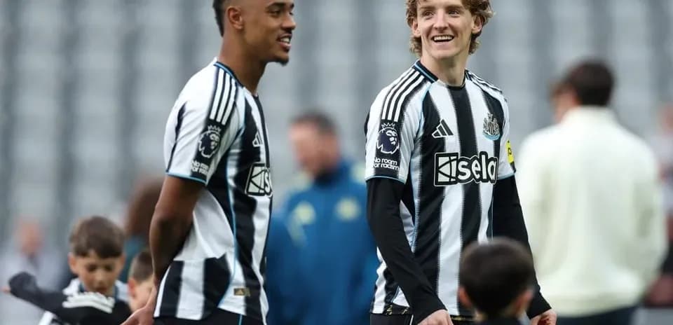 Joueurs de Newcastle discutant avant le match