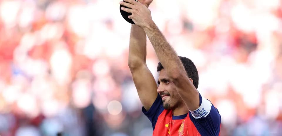 Joueur levant un trophée lors de la célébration