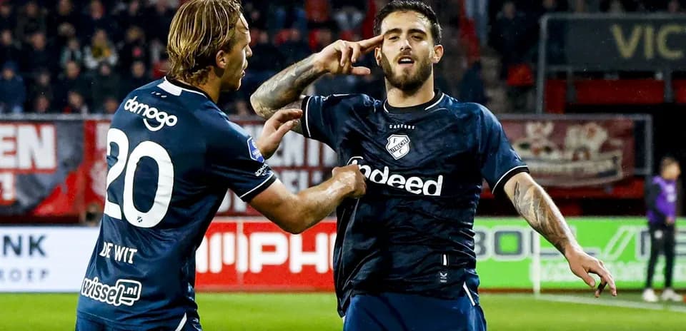Joueurs d'Utrecht célébrant un but ensemble