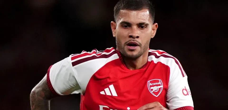 Joueur d'Arsenal courant sur le terrain