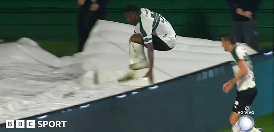 Joueur sautant par-dessus une bâche sur le terrain