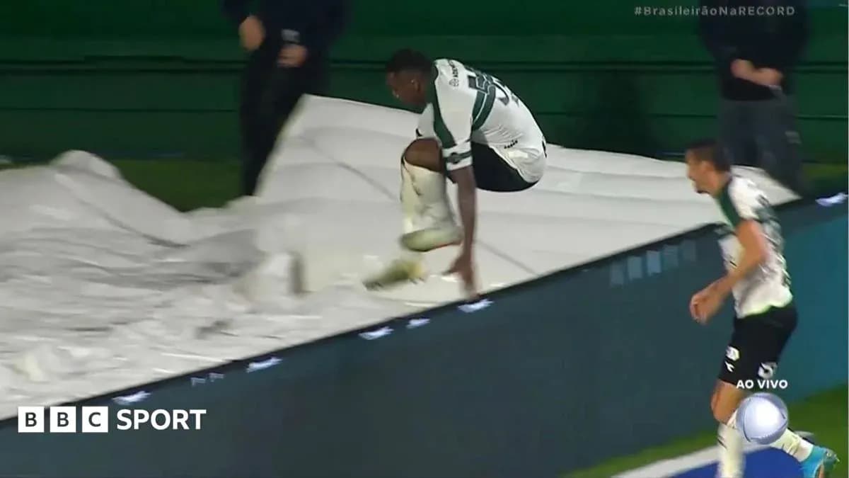 Joueur sautant par-dessus une bâche sur le terrain