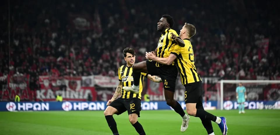Joueurs d'AEK célébrant un but