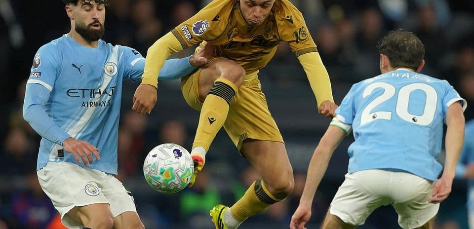 Un joueur de Crystal Palace en action contre Manchester City