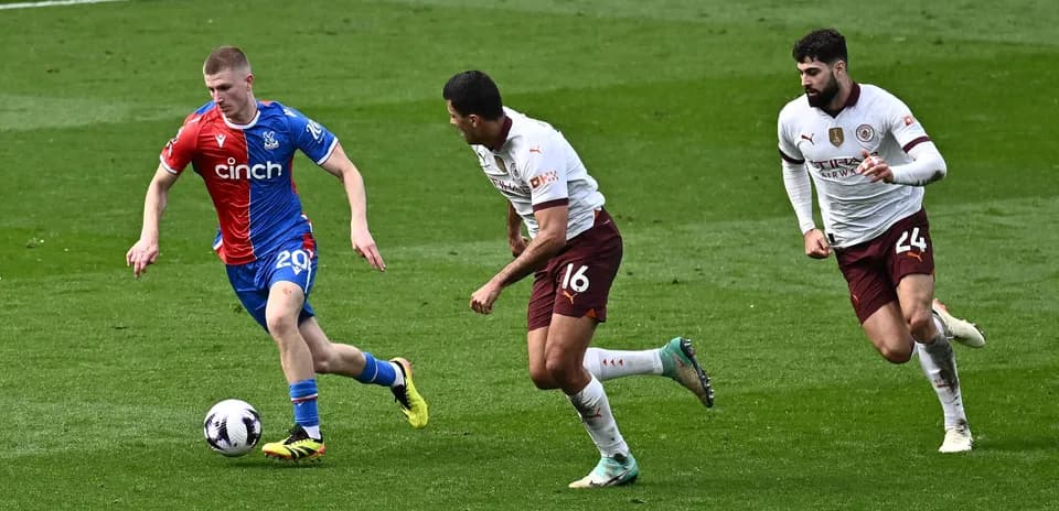 Joueur de Crystal Palace dribblant deux adversaires