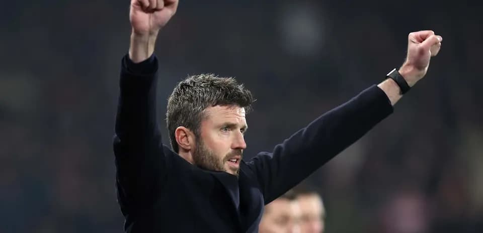 Entraîneur levant les bras en signe de victoire