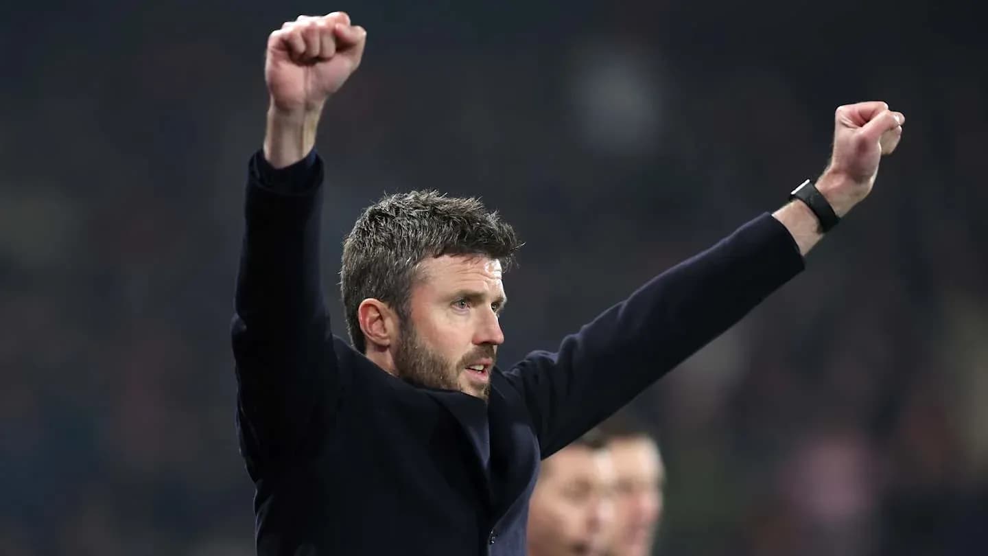 Entraîneur levant les bras en signe de victoire