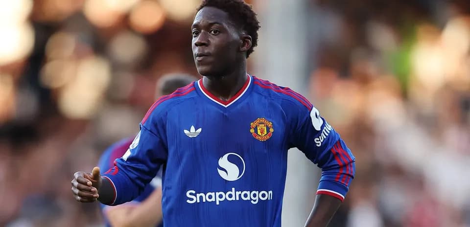 Joueur de Manchester United en maillot bleu sur le terrain
