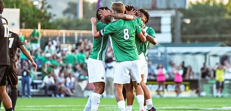 Joueurs célébrant un but sur le terrain