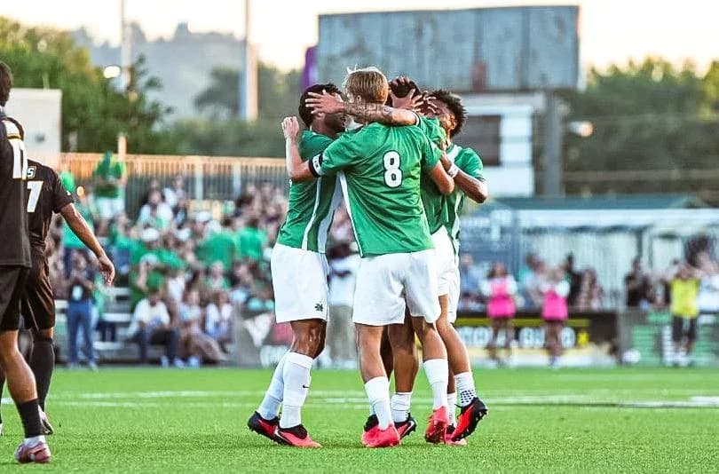 Joueurs célébrant un but sur le terrain