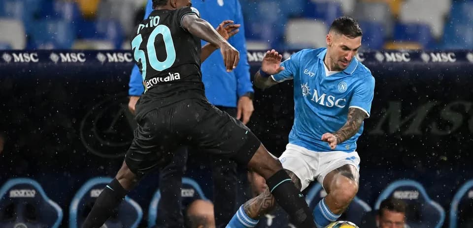 Deux joueurs de football en action à Naples