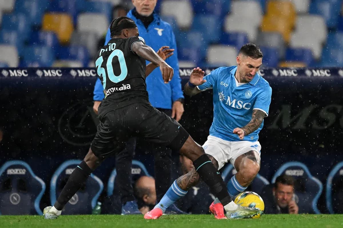 Deux joueurs de football en action à Naples