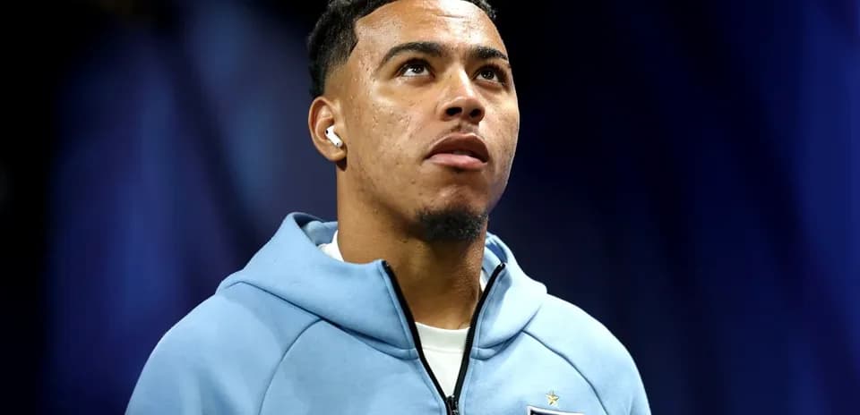 Joueur anglais portant un sweat à capuche bleu