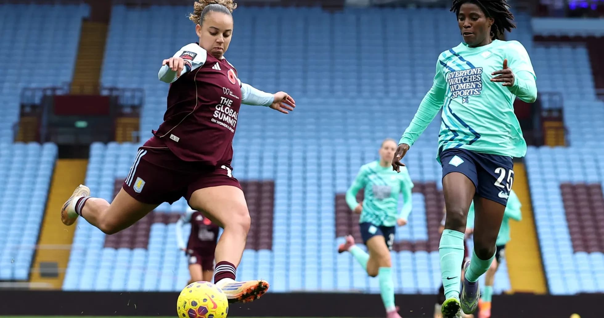 Joueuse d'Aston Villa tirant le ballon