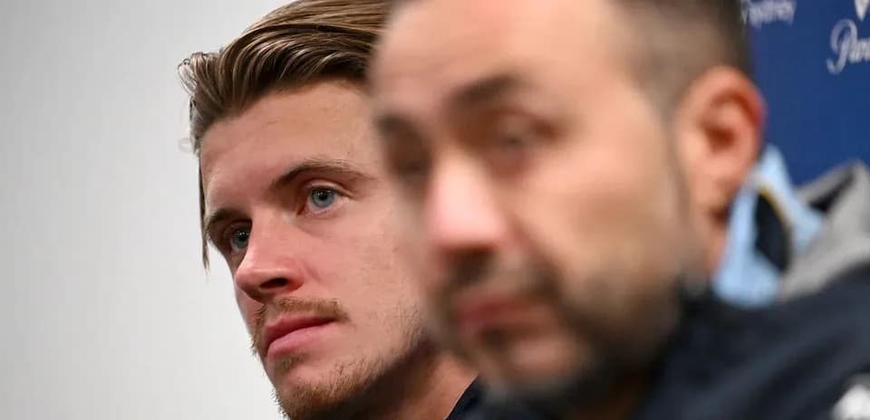 Joueur et entraîneur lors d'une conférence de presse
