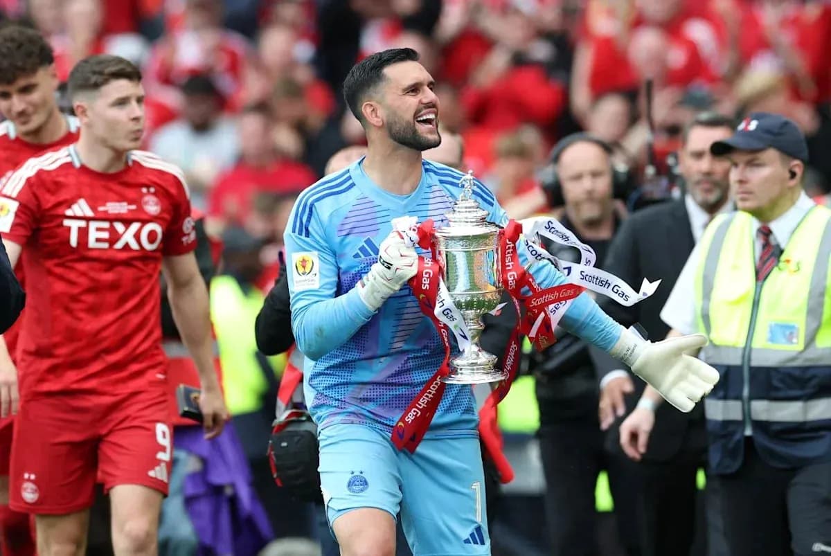Gardien de but célébrant avec le trophée