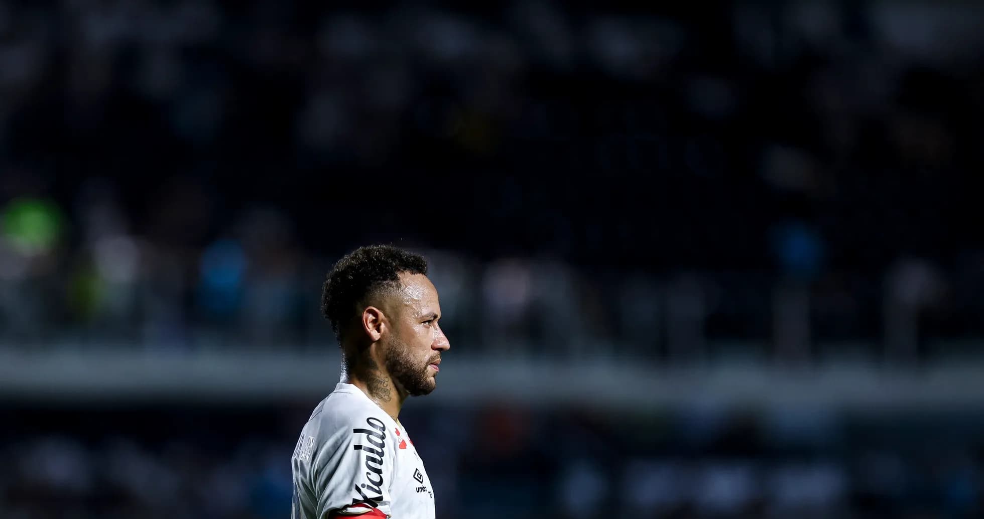 Joueur sur le terrain pendant un match de football