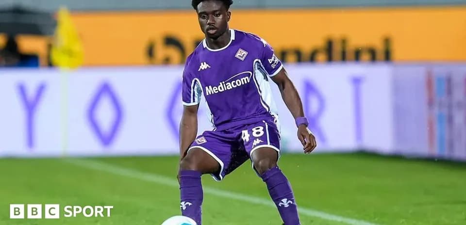 Joueur de la Fiorentina en action sur le terrain