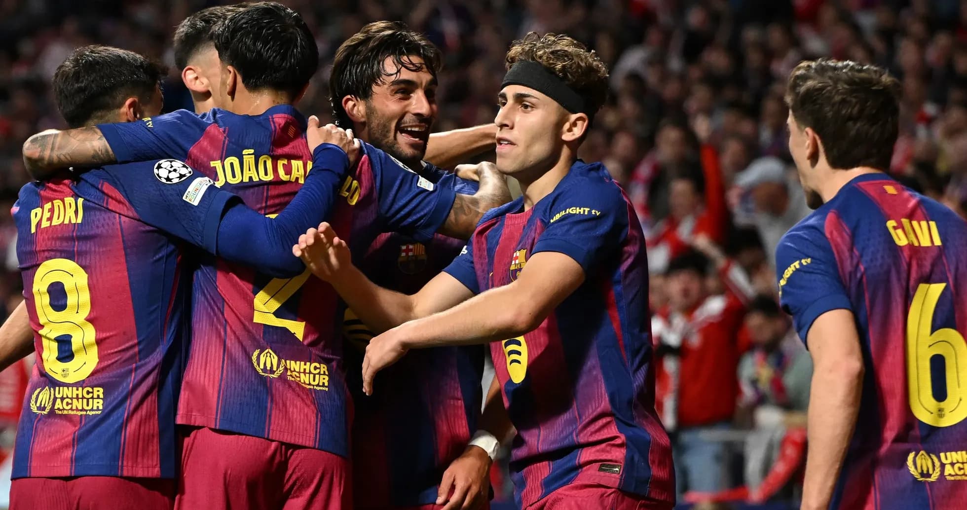 Joueurs du FC Barcelone célébrant un but ensemble