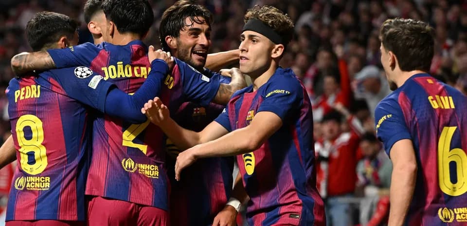 Joueurs du FC Barcelone célébrant un but ensemble
