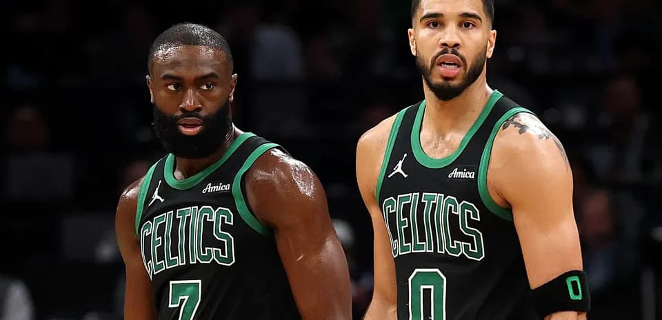 Deux joueurs des Celtics en action sur le terrain