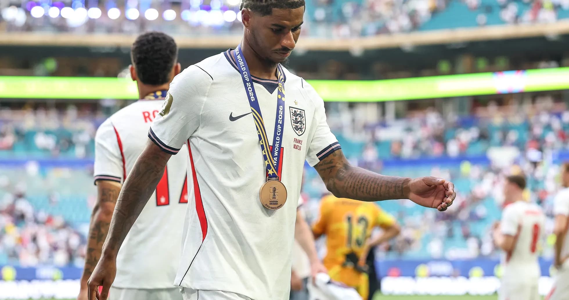 Joueur quittant le terrain avec médaille de bronze