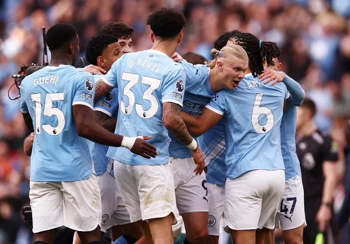 Joueurs de Manchester City célèbrent un but