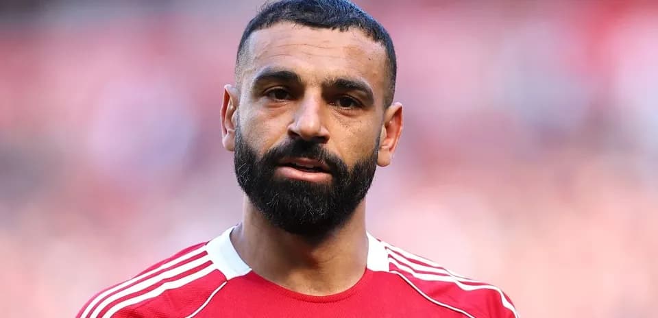 Joueur avec maillot rouge lors d'un match