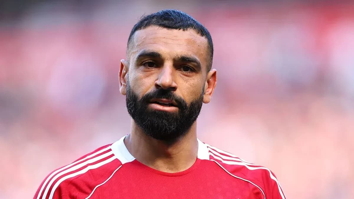 Joueur avec maillot rouge lors d'un match