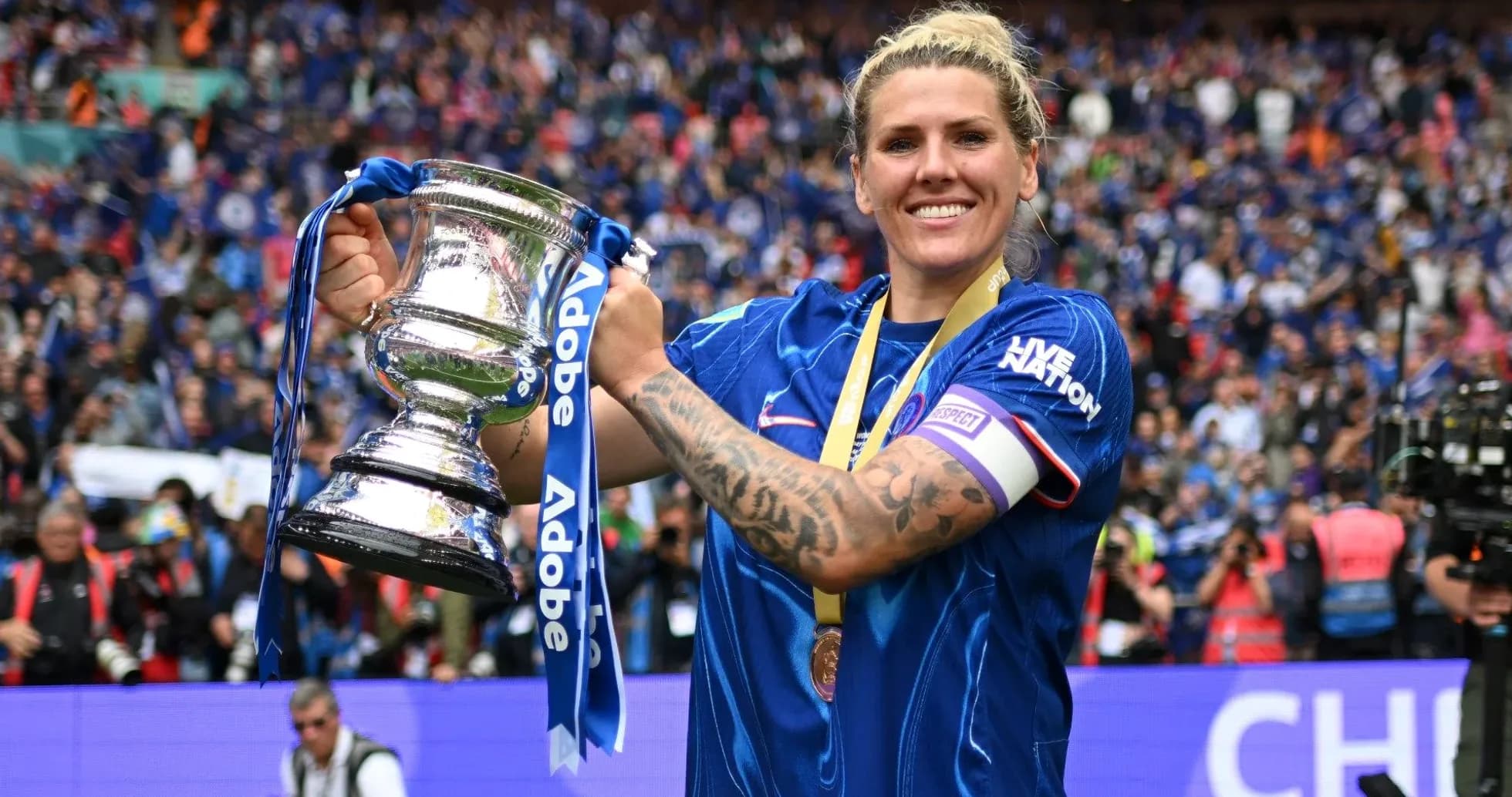 Joueuse levant le trophée devant les supporters