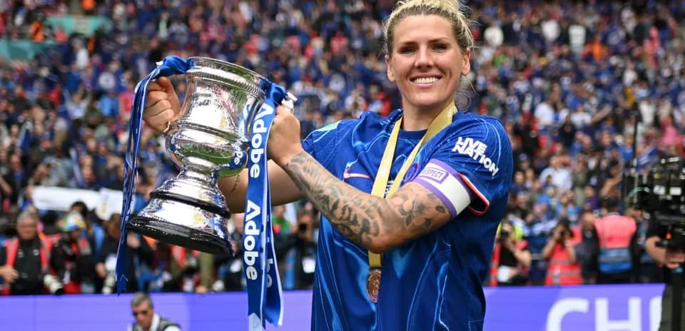 Joueuse levant le trophée devant les supporters