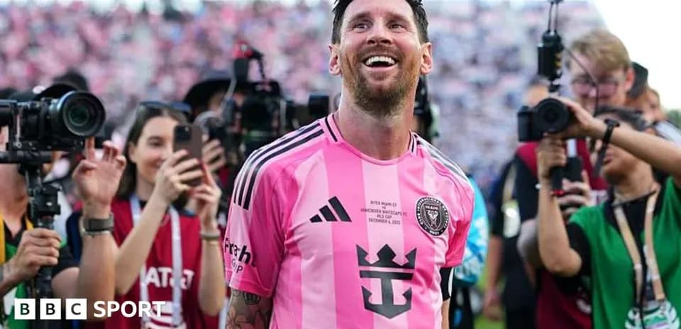 Lionel Messi souriant devant des photographes après un match