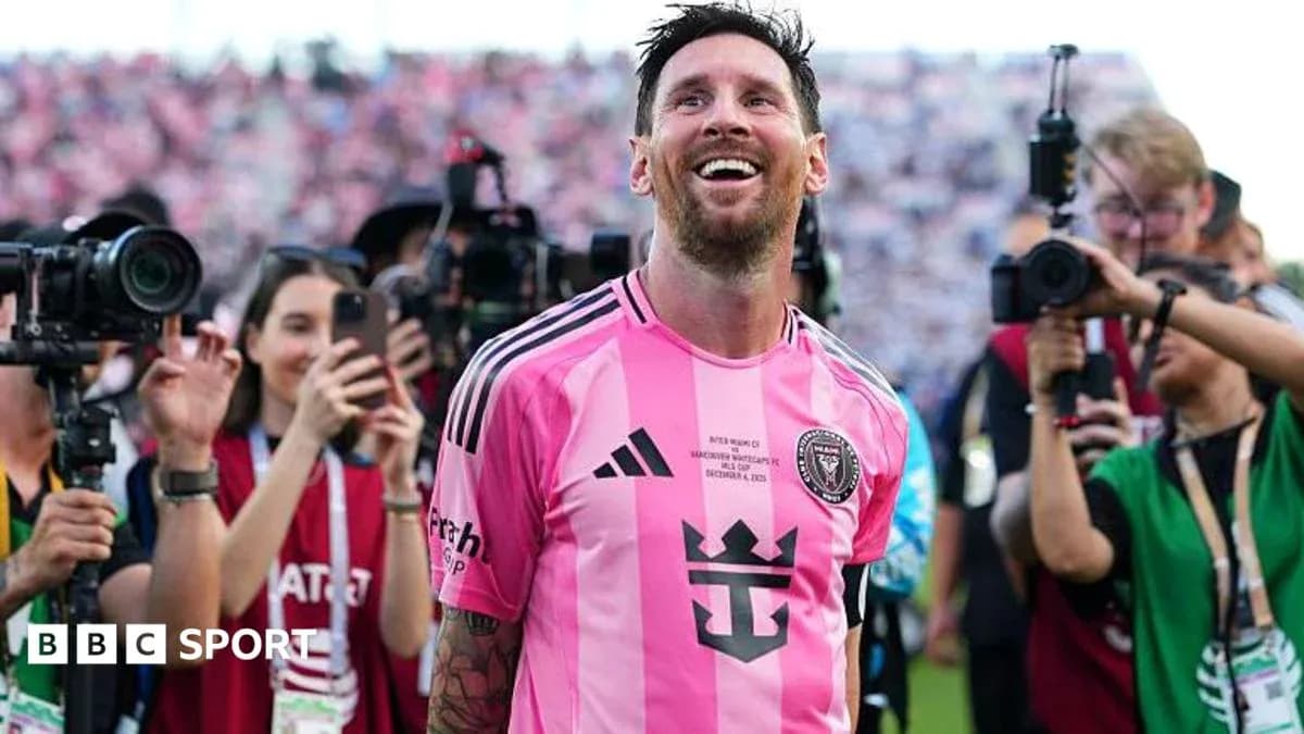 Lionel Messi souriant devant des photographes après un match