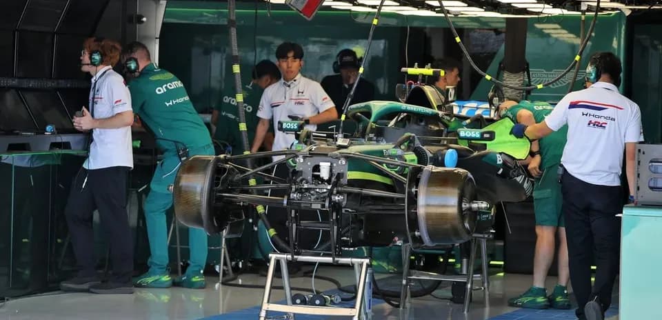Équipe travaillant sur une voiture de course dans le garage